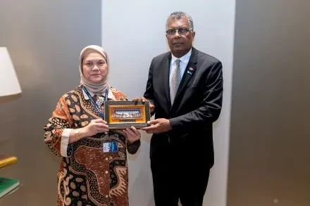 Republic of Indonesia's Ambassador makes presentation to the Minister of Foreign Affairs